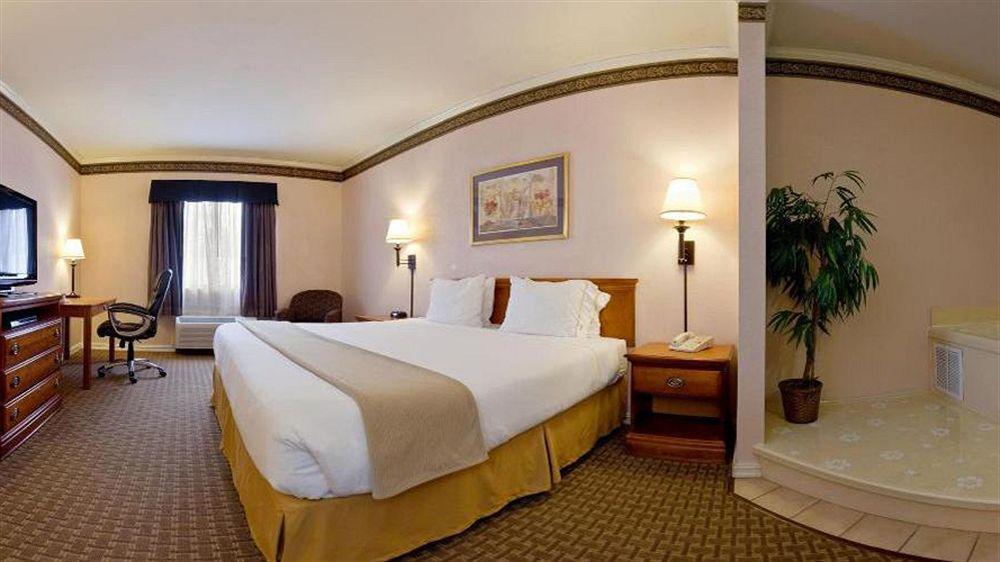 Holiday Inn Express North Тайлер Экстерьер фото